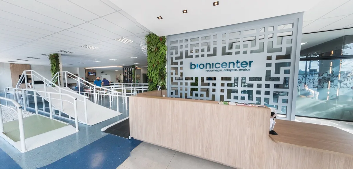 Recepção acolhedora da clínica Bionicenter